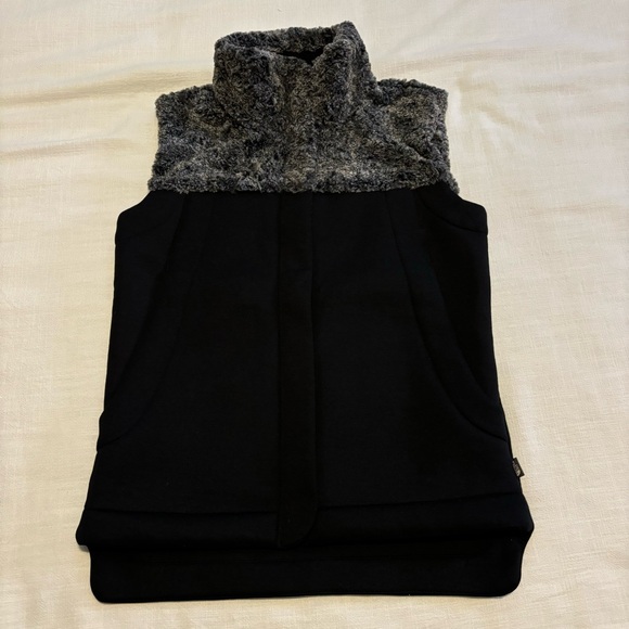 The North Face Women's Hybrination Thermal 3D Faux Fur Vest - Picture 1 of 9